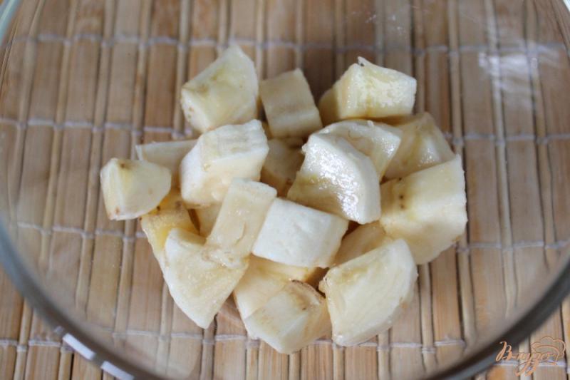 Фото приготовление рецепта: Творожный десерт с земляникой и бананом шаг №3