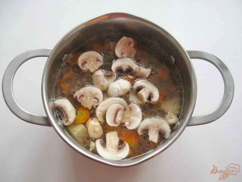 Фото приготовление рецепта: Гречневая каша со свининой и грибами шаг №6