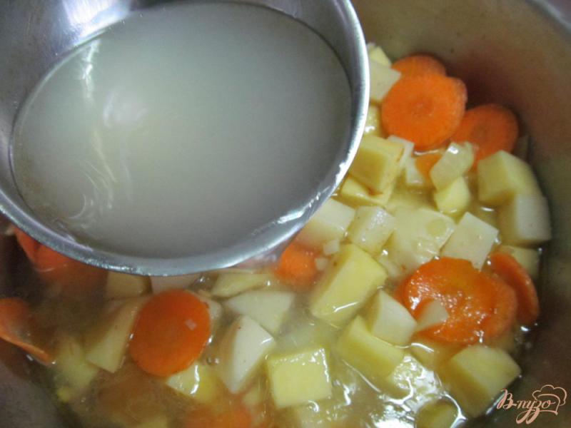Фото приготовление рецепта: Овощной суп с квашенной капустой на беконе шаг №5