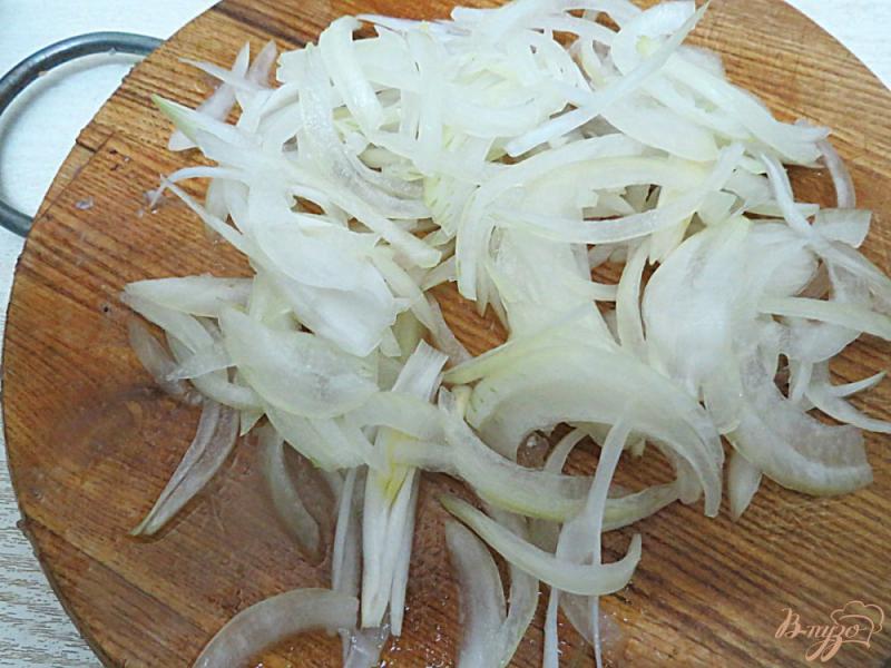 Фото приготовление рецепта: Салат из сельди, картофеля, лука и яиц шаг №5