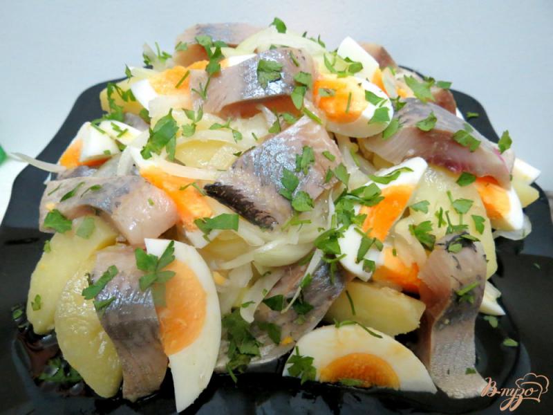 Фото приготовление рецепта: Салат из сельди, картофеля, лука и яиц шаг №6