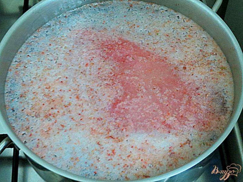 Фото приготовление рецепта: Кисель клубничный из мороженого клубничного пюре шаг №2
