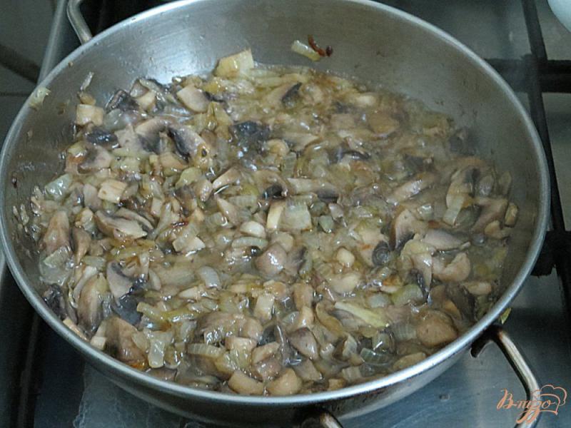 Фото приготовление рецепта: Макароны по флотски с мясом и грибами шаг №4