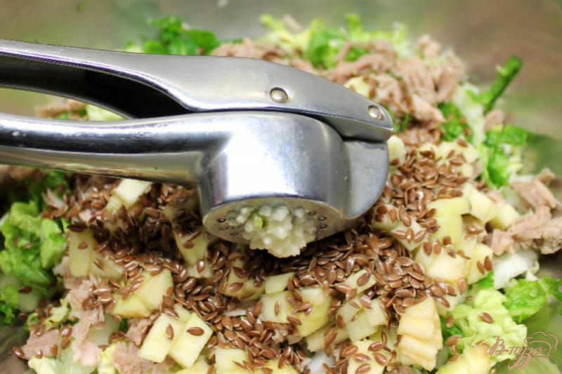 Фото приготовление рецепта: Салат из пекинской капусты со свиной, яблоком и семенами льна шаг №5