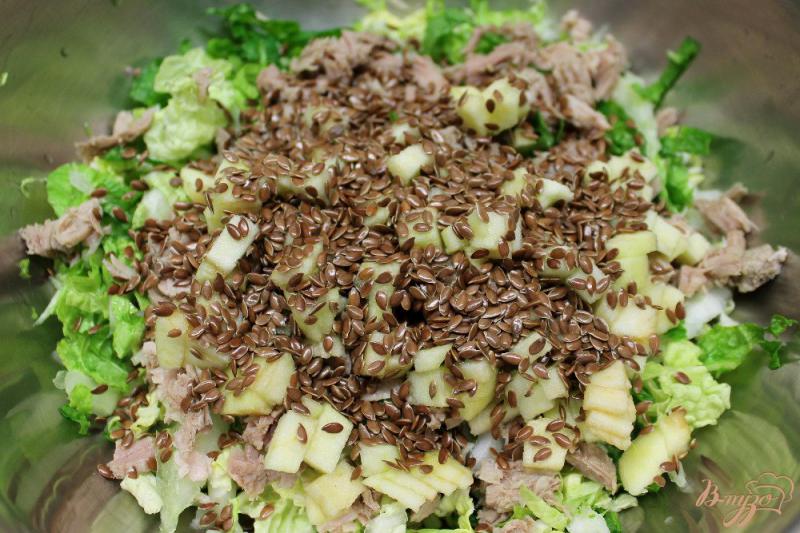 Фото приготовление рецепта: Салат из пекинской капусты со свиной, яблоком и семенами льна шаг №4