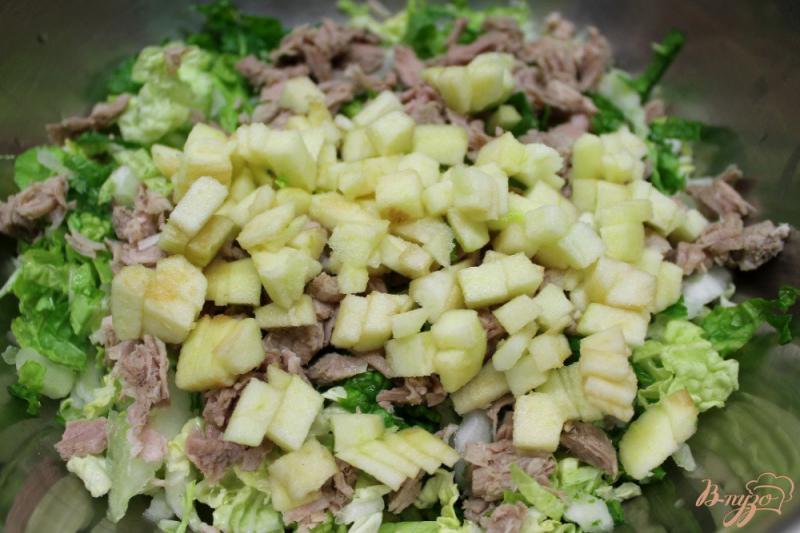 Фото приготовление рецепта: Салат из пекинской капусты со свиной, яблоком и семенами льна шаг №3