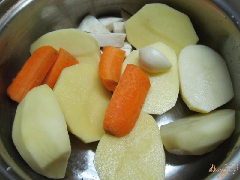 Фото приготовление рецепта: Картофельное пюре с горошком и брокколи шаг №1