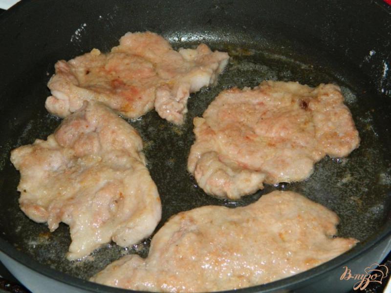 Фото приготовление рецепта: Свинина запеченая с грибами и морковью по-корейски шаг №3