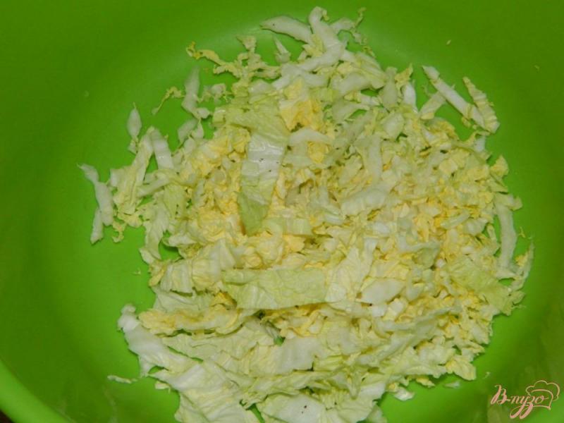 Фото приготовление рецепта: Салат из пекинской капусты с огурцом шаг №1