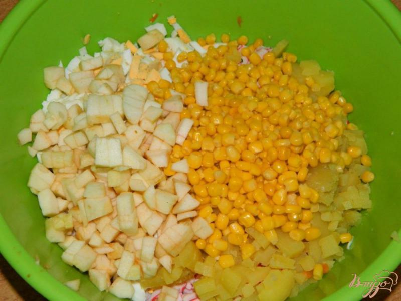 Фото приготовление рецепта: Салат из кукурузы и мяса краба шаг №4