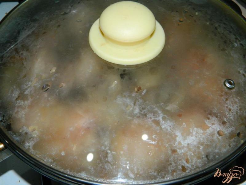Фото приготовление рецепта: Курица с грибами в горчично-гранатовом соусе шаг №4