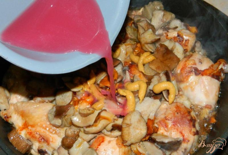 Фото приготовление рецепта: Курица с грибами в горчично-гранатовом соусе шаг №3