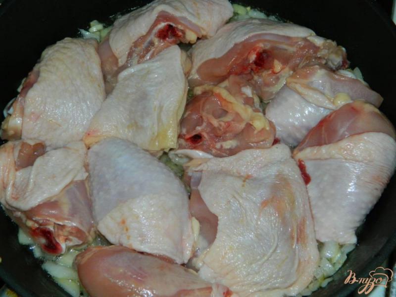 Фото приготовление рецепта: Курица с грибами в горчично-гранатовом соусе шаг №2