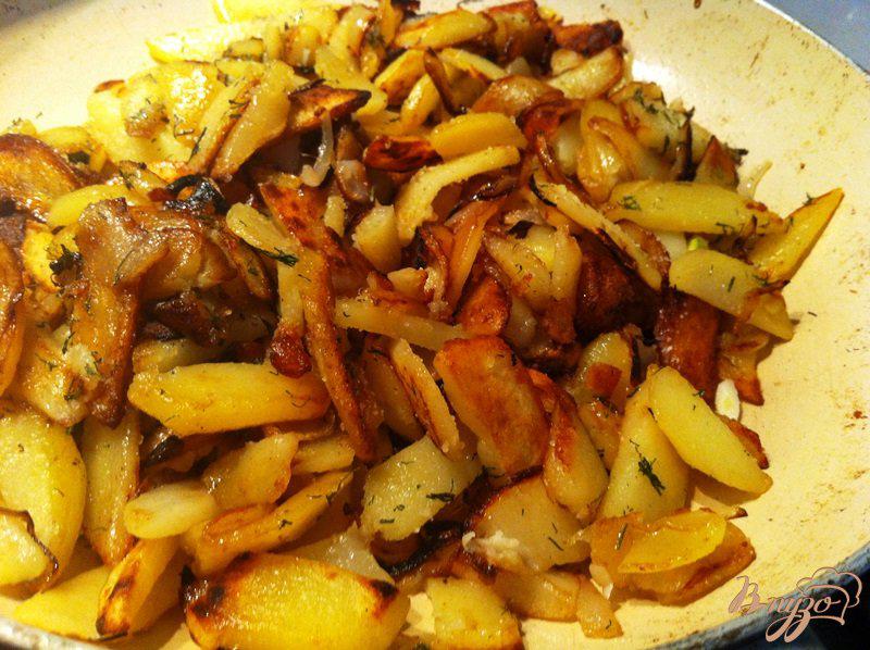 Фото приготовление рецепта: Картофель жаренный с луком шаг №7