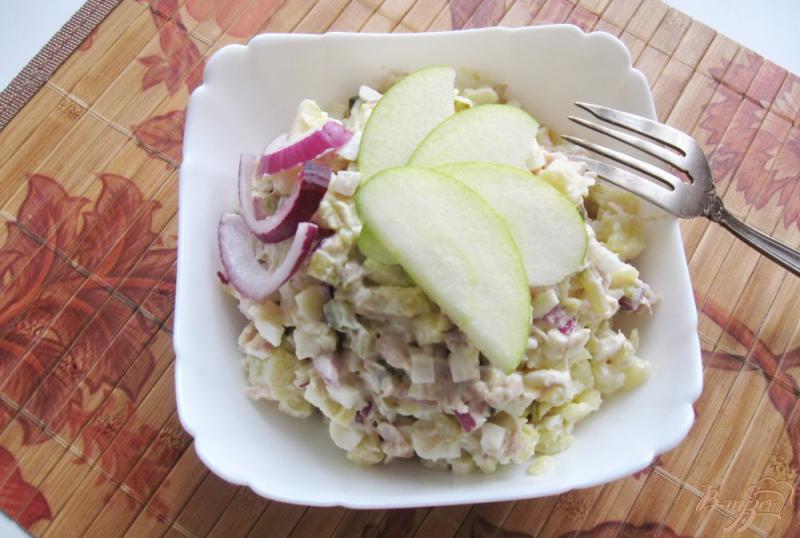 Фото приготовление рецепта: Салат с курицей и яблоком шаг №9