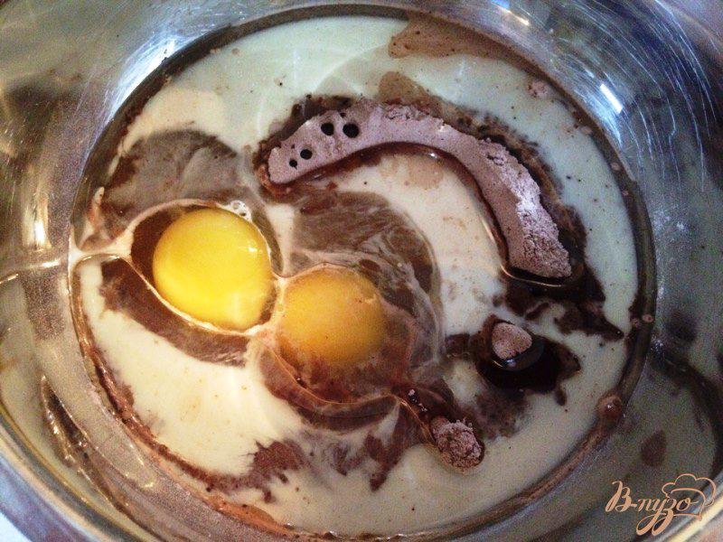 Фото приготовление рецепта: Шоколадные кексики с вишневым джемом и глазурью шаг №2