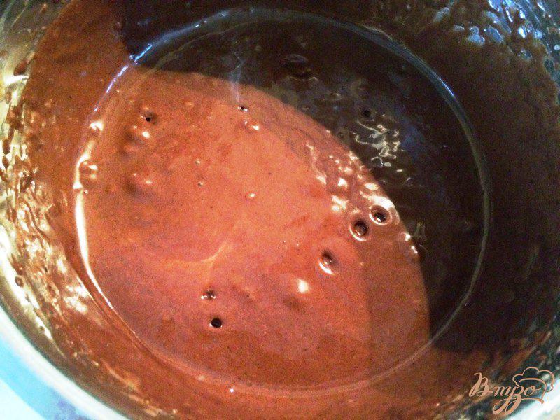 Фото приготовление рецепта: Шоколадные кексики с вишневым джемом и глазурью шаг №3