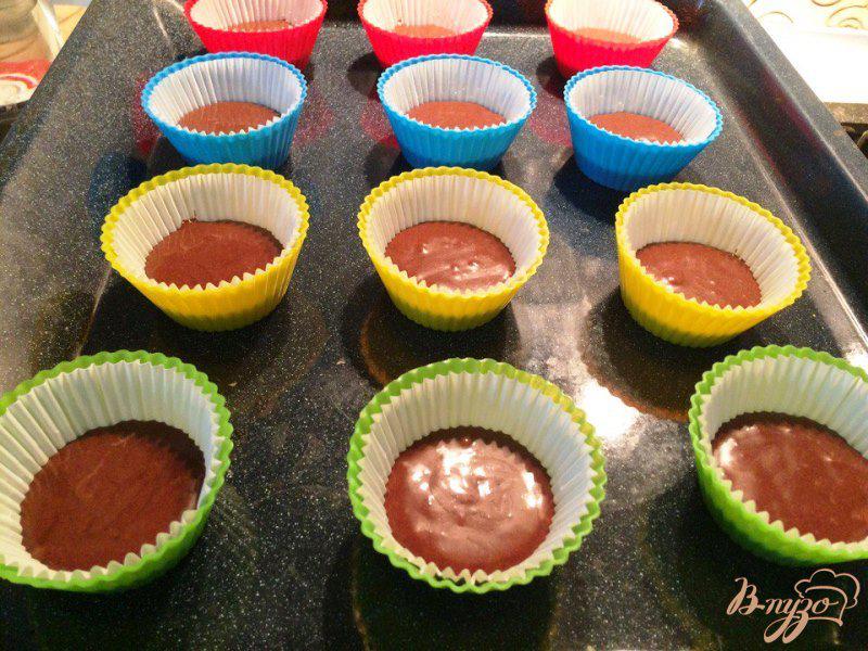 Фото приготовление рецепта: Шоколадные кексики с вишневым джемом и глазурью шаг №4