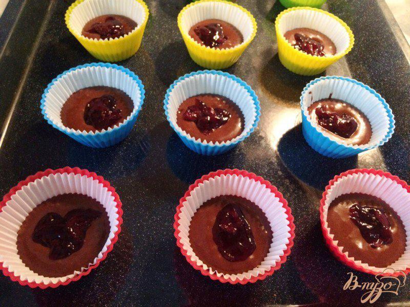 Фото приготовление рецепта: Шоколадные кексики с вишневым джемом и глазурью шаг №6