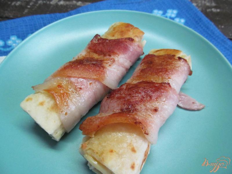 Фото приготовление рецепта: Закуска из бекона с сыром шаг №7