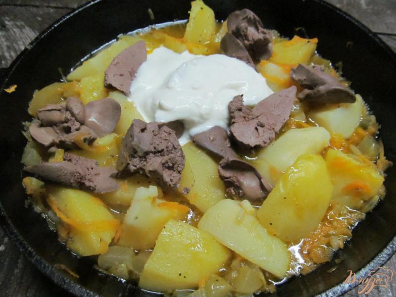 Фото приготовление рецепта: Картофель с куриной печенью шаг №6