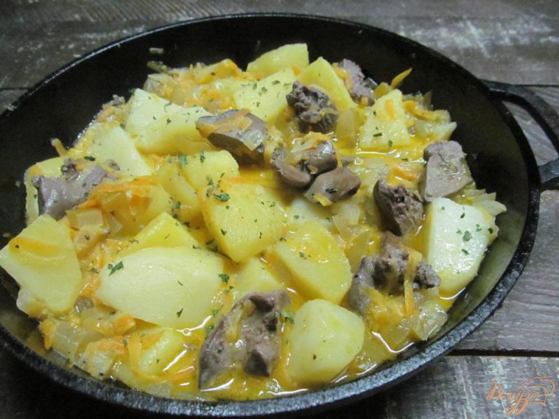 Фото приготовление рецепта: Картофель с куриной печенью шаг №7