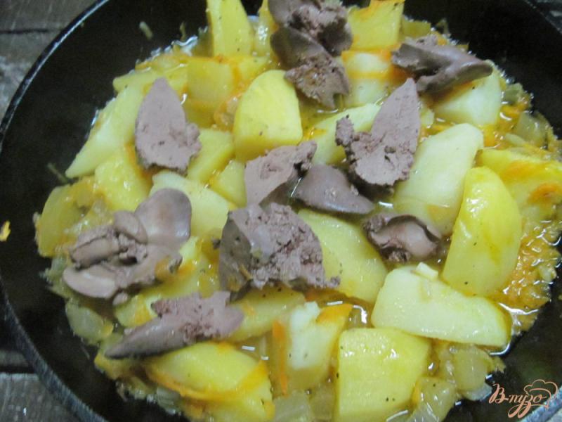 Фото приготовление рецепта: Картофель с куриной печенью шаг №5