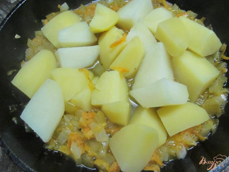 Фото приготовление рецепта: Картофель с куриной печенью шаг №3