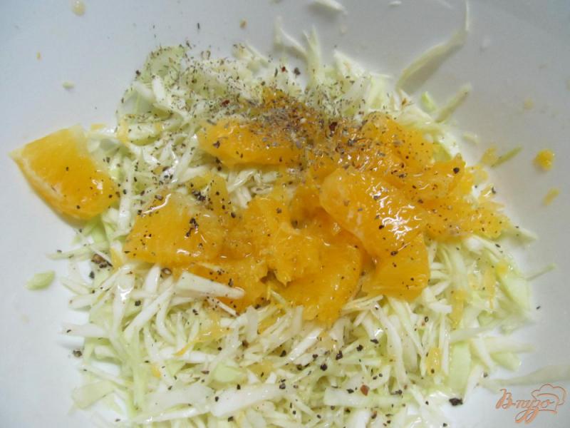 Фото приготовление рецепта: Салат из капусты с апельсином шаг №3