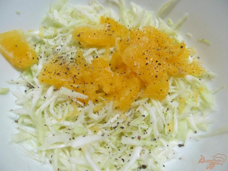 Фото приготовление рецепта: Салат из капусты с апельсином шаг №2