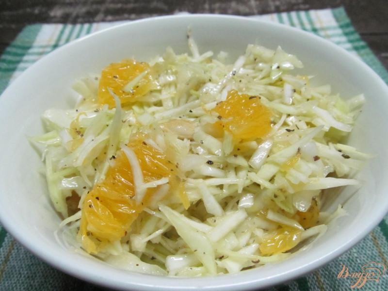 Фото приготовление рецепта: Салат из капусты с апельсином шаг №4