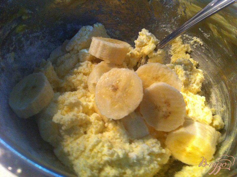 Фото приготовление рецепта: Сырники с бананом шаг №4