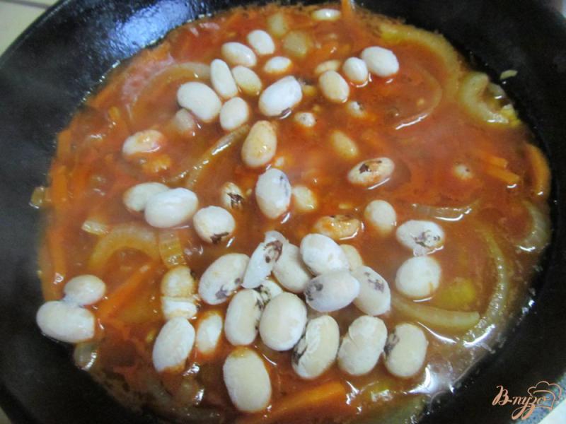Фото приготовление рецепта: Хек тушенный в томатном соусе с белой фасолью шаг №6