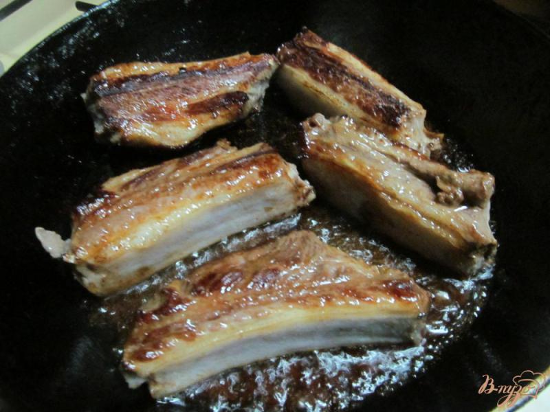Фото приготовление рецепта: Свиные ребра тушенные с грибами шаг №2