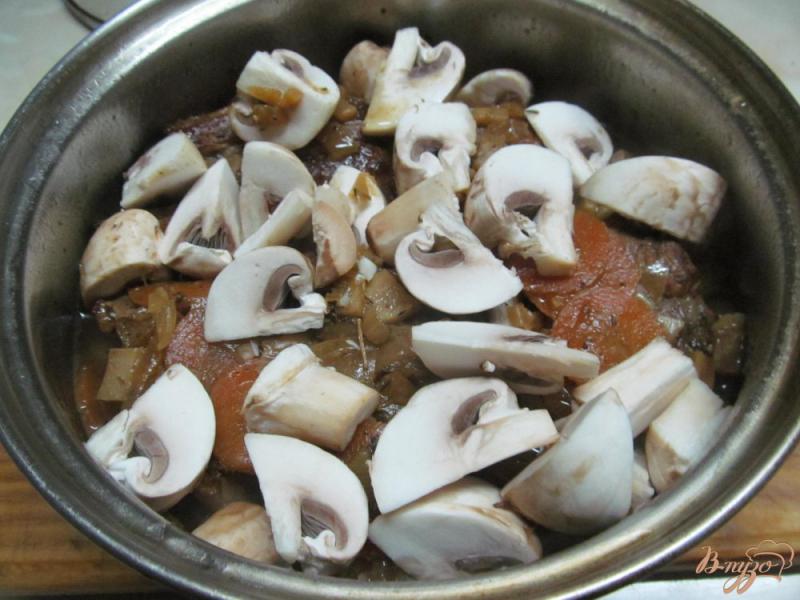 Фото приготовление рецепта: Свиные ребра тушенные с грибами шаг №6