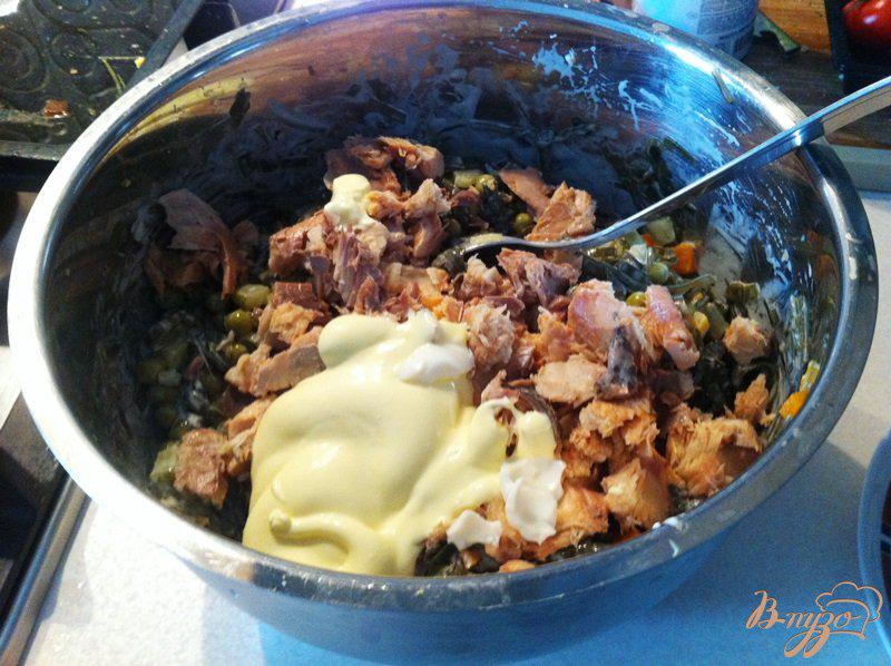 Фото приготовление рецепта: Салат из морской капусты с овощами и горбушей шаг №8