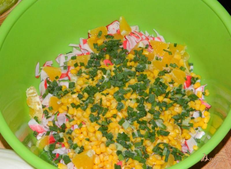 Фото приготовление рецепта: Салат с пекинской капустой, кукурузой и апельсином шаг №3