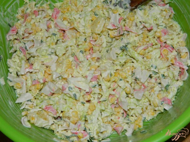 Фото приготовление рецепта: Салат с пекинской капустой, кукурузой и апельсином шаг №5