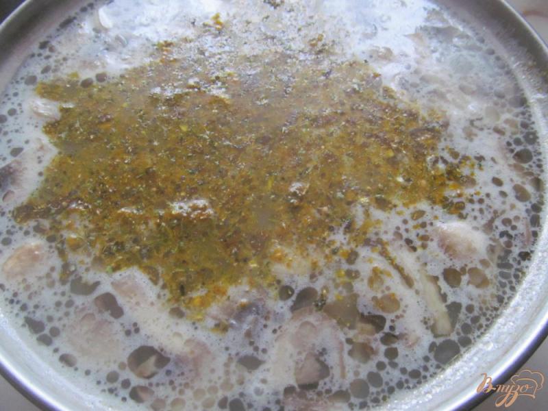 Фото приготовление рецепта: Суп с пшеном и грибами на курином бульоне с молоком шаг №4