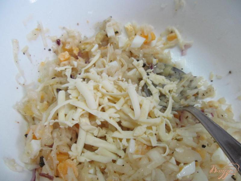 Фото приготовление рецепта: Салат из квашеной капусты с сыром и яйцом шаг №4