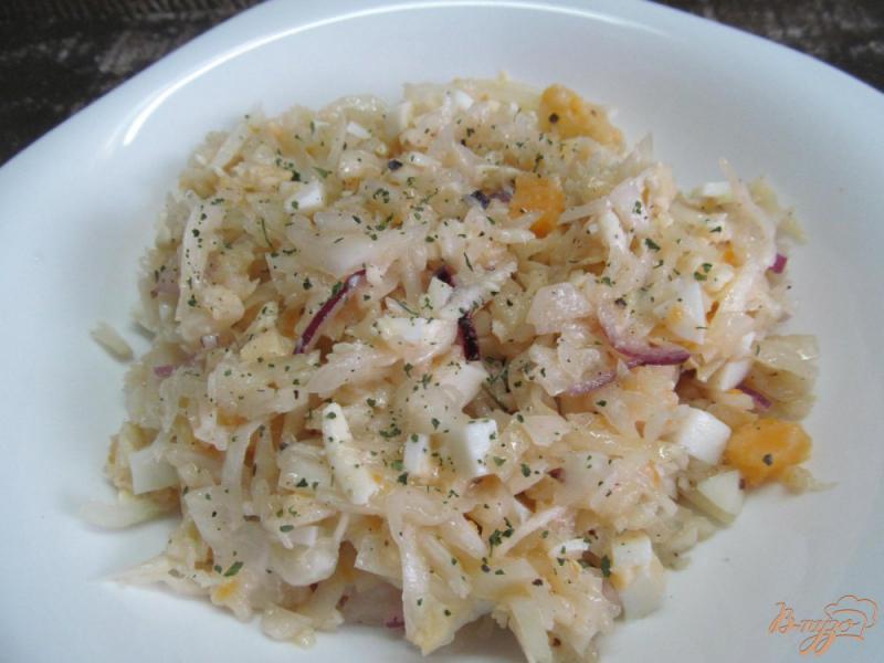 Фото приготовление рецепта: Салат из квашеной капусты с сыром и яйцом шаг №5