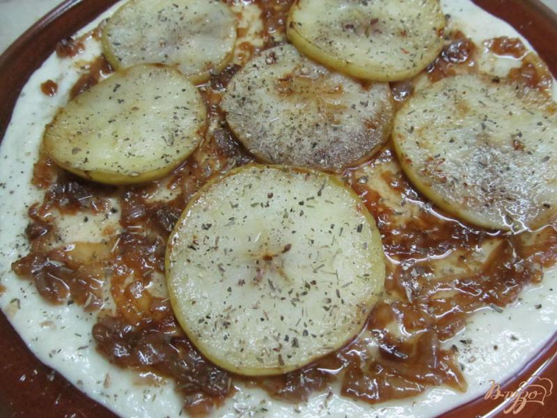 Фото приготовление рецепта: Пицца с яблоком и беконом шаг №8