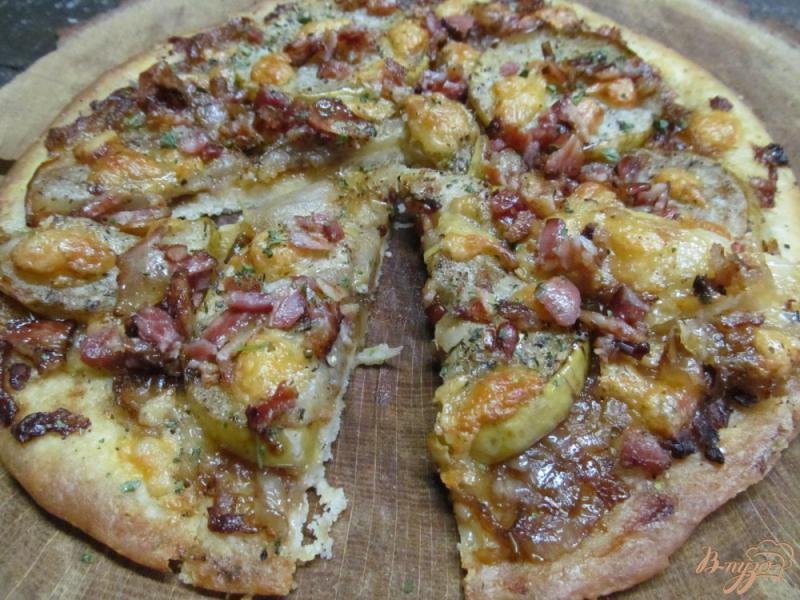 Фото приготовление рецепта: Пицца с яблоком и беконом шаг №13