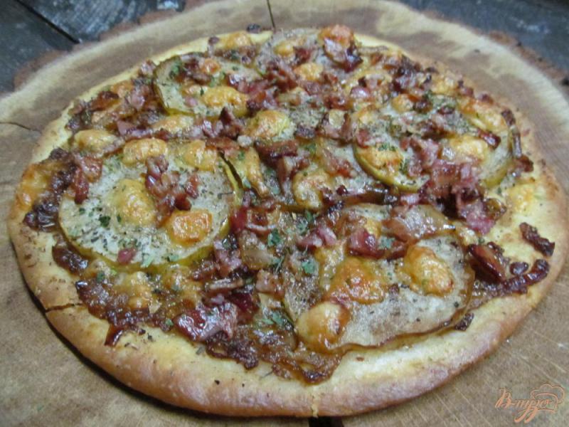 Фото приготовление рецепта: Пицца с яблоком и беконом шаг №12