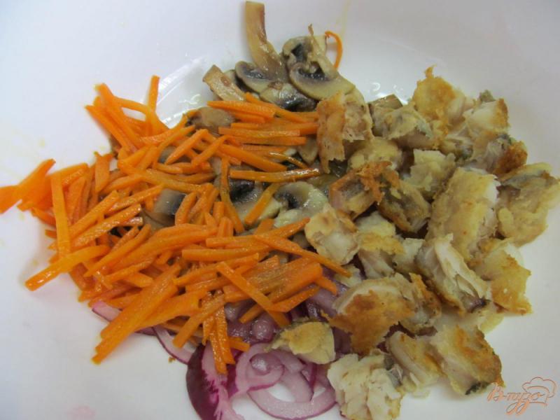 Фото приготовление рецепта: Салат из хека и овощей шаг №6