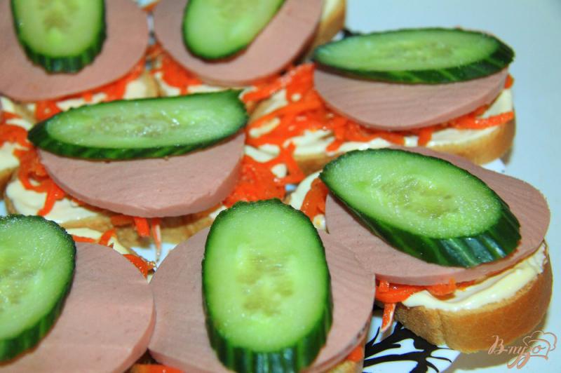 Фото приготовление рецепта: Закусочные бутерброды с морковью по-корейски шаг №5