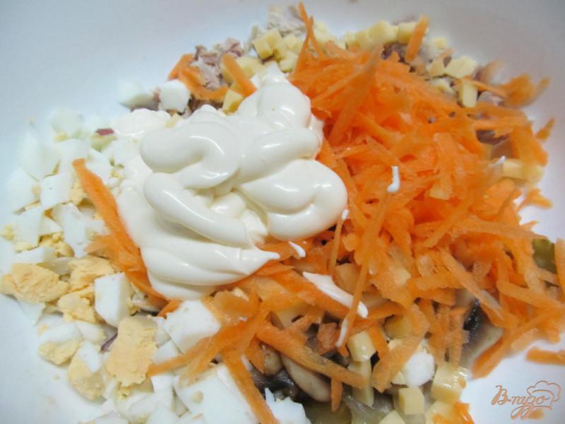 Фото приготовление рецепта: Салат со свининой грибами и сыром шаг №4