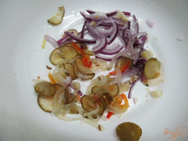 Фото приготовление рецепта: Салат со свининой грибами и сыром шаг №1