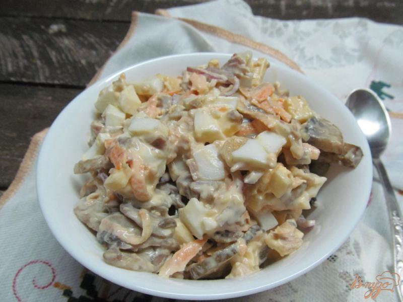 Фото приготовление рецепта: Салат со свининой грибами и сыром шаг №5