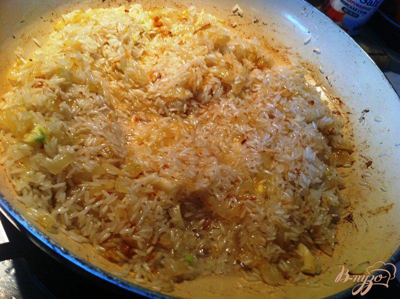 Фото приготовление рецепта: Ароматный рис с чесноком и луком шаг №4
